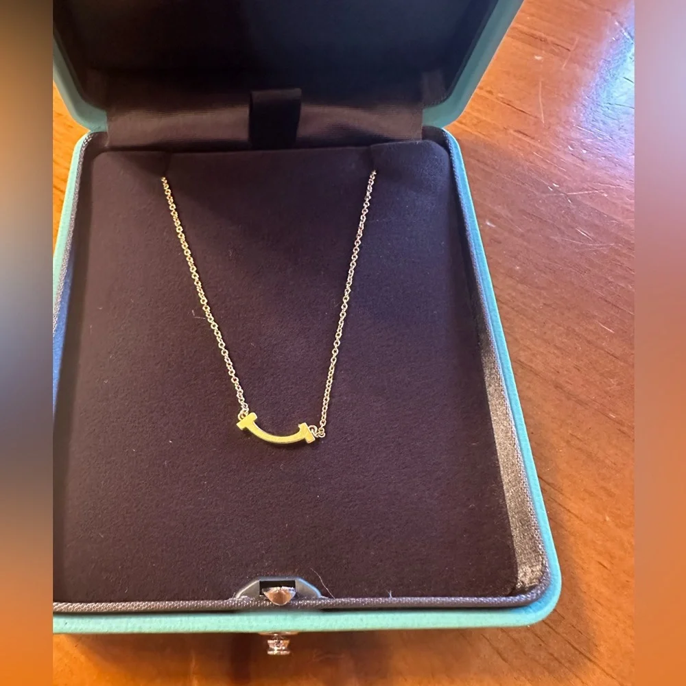 Mini Tiffany T Smile Pendant in Yellow Gold - Picture 3 of 6
